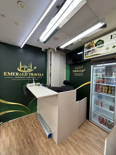 Emerald Travels — 办公室墙面 · Office wall graphics