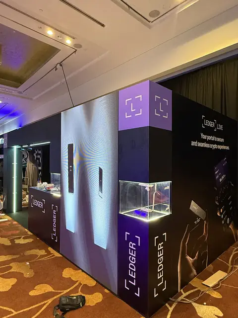 Exhibition booth — 展位搭建与印刷 · Build & graphics