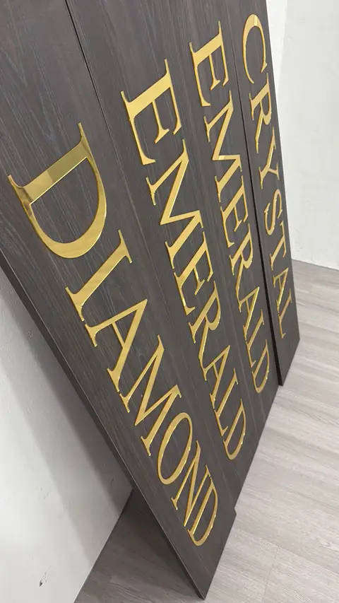 Gold 3D lettering — 金色立体字 · Acrylic letters