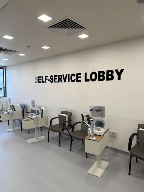 Clinic lobby — 大堂标识 · Lobby signage