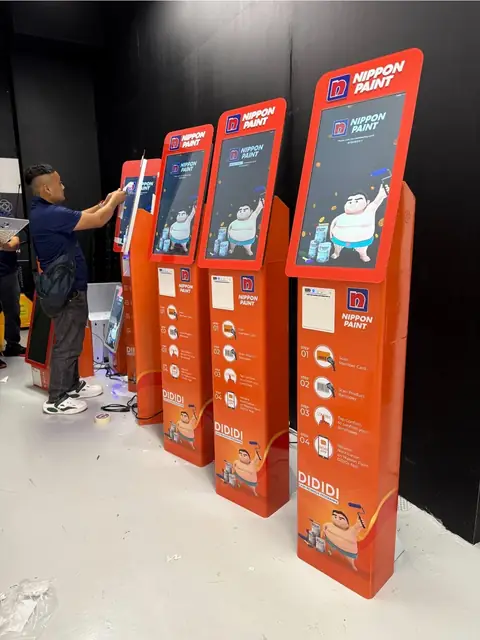 Display standees — 展示立牌 · Retail standees